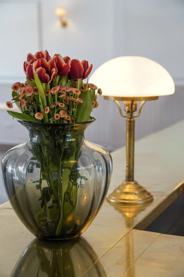 Jouliard - Unsere Theke mit Blumen und eleganter französischer Tischlampe